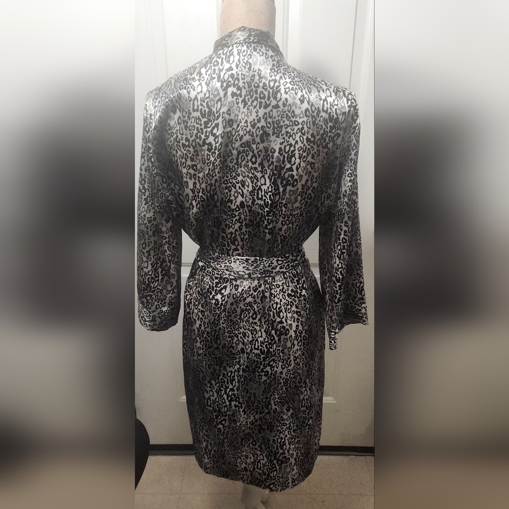 Ambrielle Leopard Print Robe With Tie Size Medium - image 2